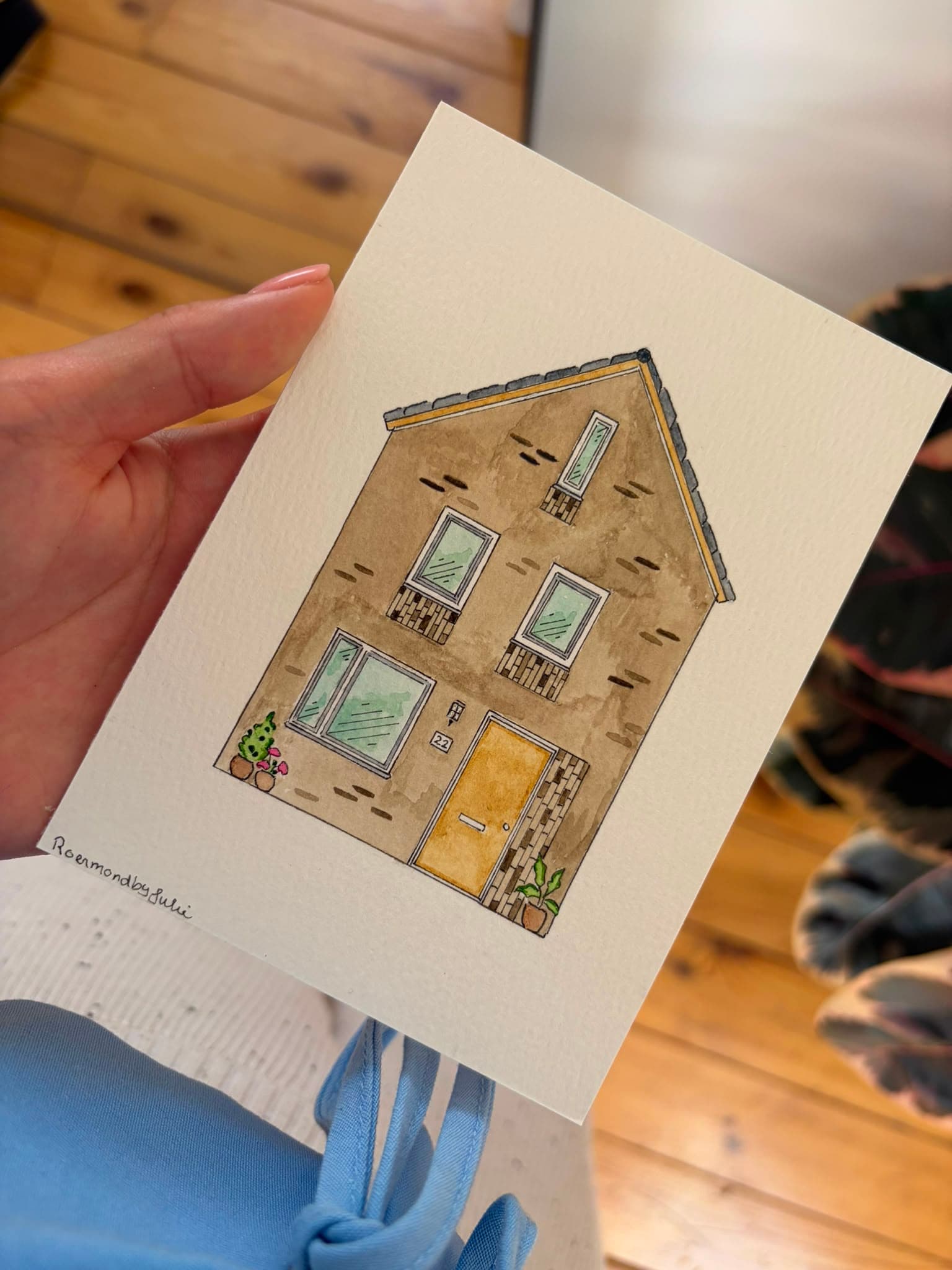 Handgetekend huisportret als housewarmingcadeau, in de hand gehouden